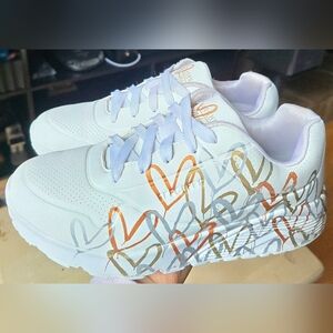 SZ 5.5 Big Girl's SKECHERS X JGOLDCROWN UNO LITE White Metallic Love